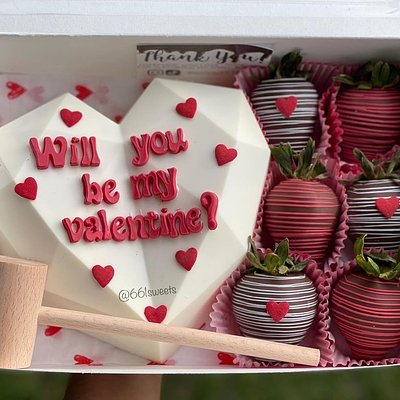 Breakable Heart Box With 6 Berries