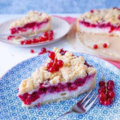 “Johannisbeer-Käsekuchen” - Red Currant Streusel Cake (whole)