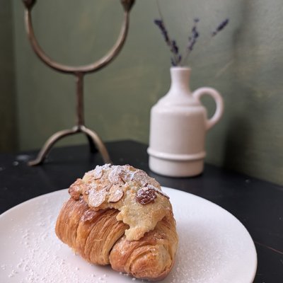 Almond Croissant 