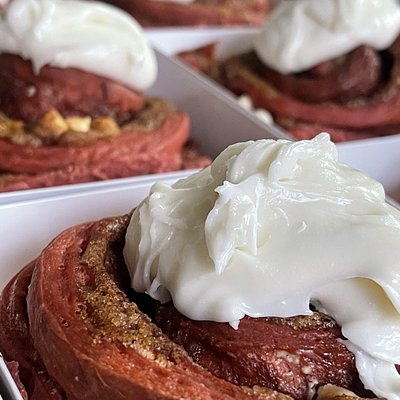 4PK Stuffed Red Velvet Cinnamon Rolls
