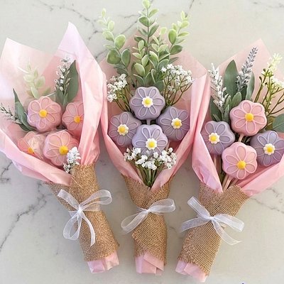 🌷 Cake Pop Flower Bouquet — $25
A sweet bouquet made with cake pops designed like a floral arrangement.
Flavors included: Classic Chocolate, Classic Vanilla, Funfetti