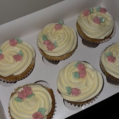 X12 Cupcakes 