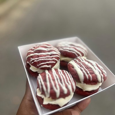 red velvet mini cookie sandwiches(4count)