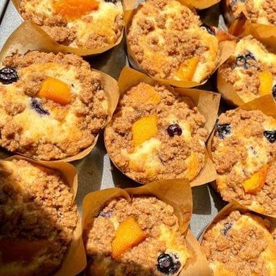 Jumbo Peach Streusel Cupcakes 