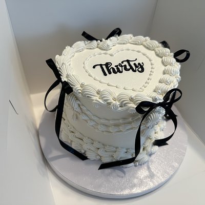 8” Vintage Cutie That Serves 18-22