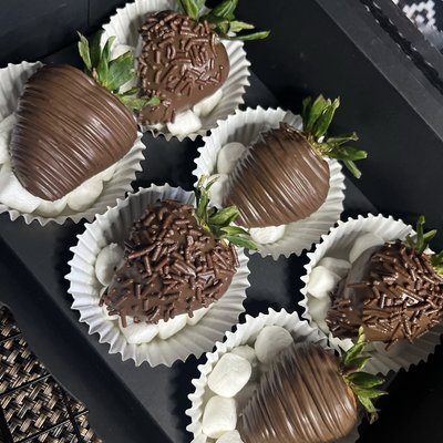 Chocolate Covered Strawberries - Basic 1/2 Dozen