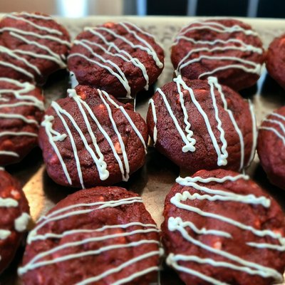 6ct Red Velvet White Chocolate Chip Cookies