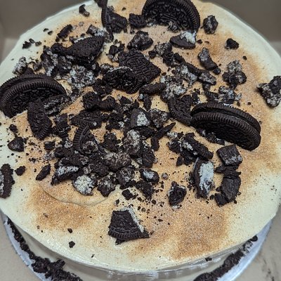 Oreo Honeybun Cake 
