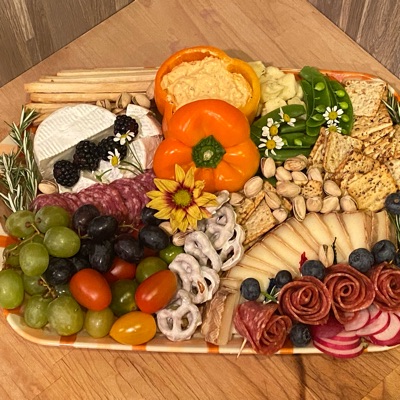 Small Boards Sm 2/4 people - 3 cheeses, 2 meats 1 spread, seasonal fruit and veggies, cracker or bread, nuts, olives, and garnish - 10X10