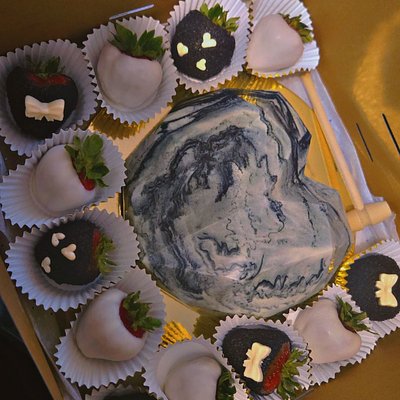 Customized 3D Breakable Heart & (12) Strawberries 🔨 🍓 Box 