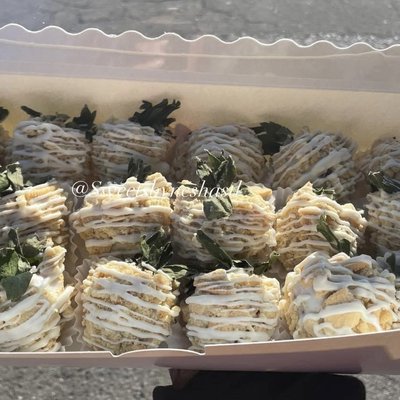 Golden Oreo Strawberries Chocolate Covered Strawberries 4/$14 • 6/$20 • 8/$26 • 12/$38