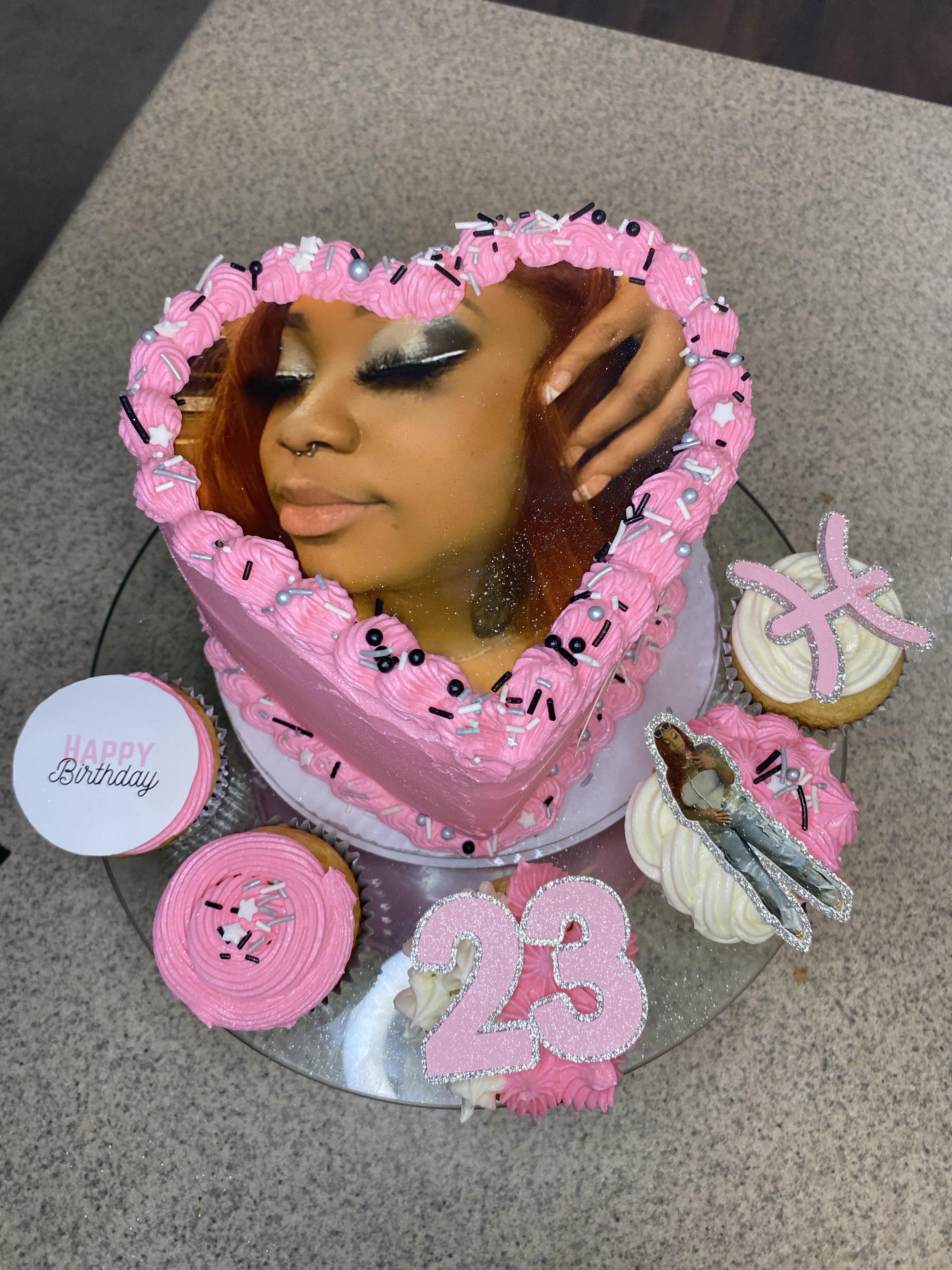 6in 2layer Cake + 5 cupcakes 
