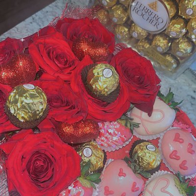 Half Rose Half Chocolate Strawberry Heartbox