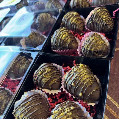 Stuffed Knafeh Dipped Strawberries 