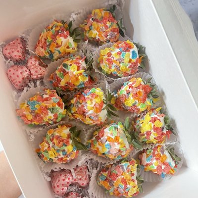 Chocolate Covered Strawberries With Toppings 