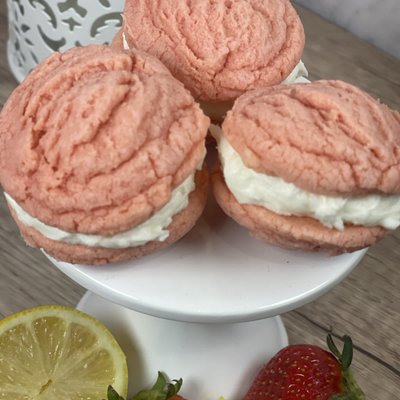 Strawberry Lemonade Sandwich Cookie (per dozen)