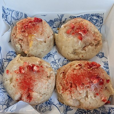 Strawberry Lemonade Ricotta Poufs