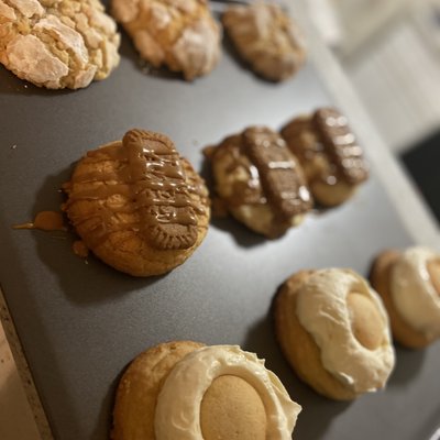DOZEN OF SPECIALTY COOKIES (12)