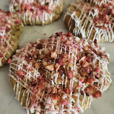 Strawberry Cheese Cake Crunch Cookies- 6 Count (4 Oz Each)