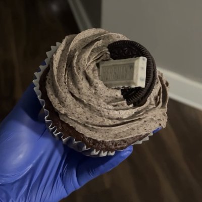 4 CT TRIPLE C JUMBO CUPCAKES🖤