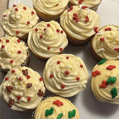 12 Vanilla Cupcakes
