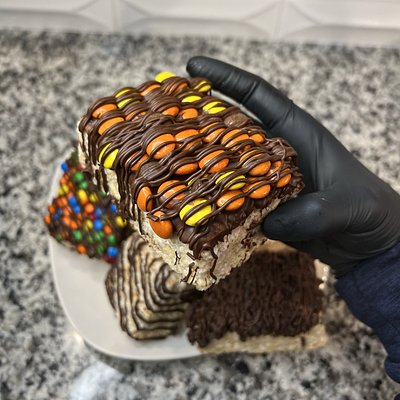 Giant Reese's Pieces Gourmet Rice Krispy Treat (Individual)