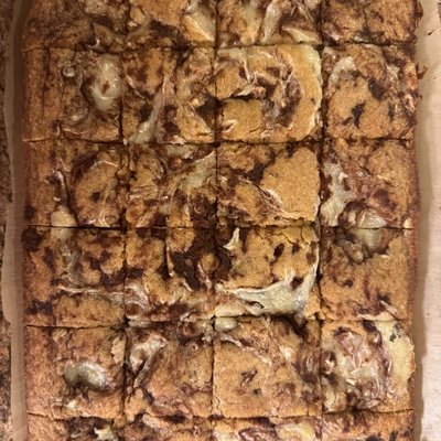 Cinnamon Roll Blondies