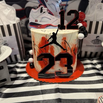 “Tall”8 Inch Round Cake