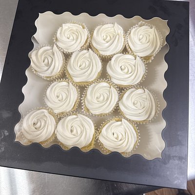 Vanilla Cupcakes With Buttercream Frosting 
