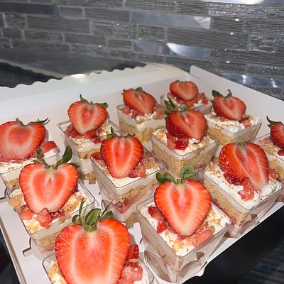 Strawberry Shortcake Parfait (1 dozen)