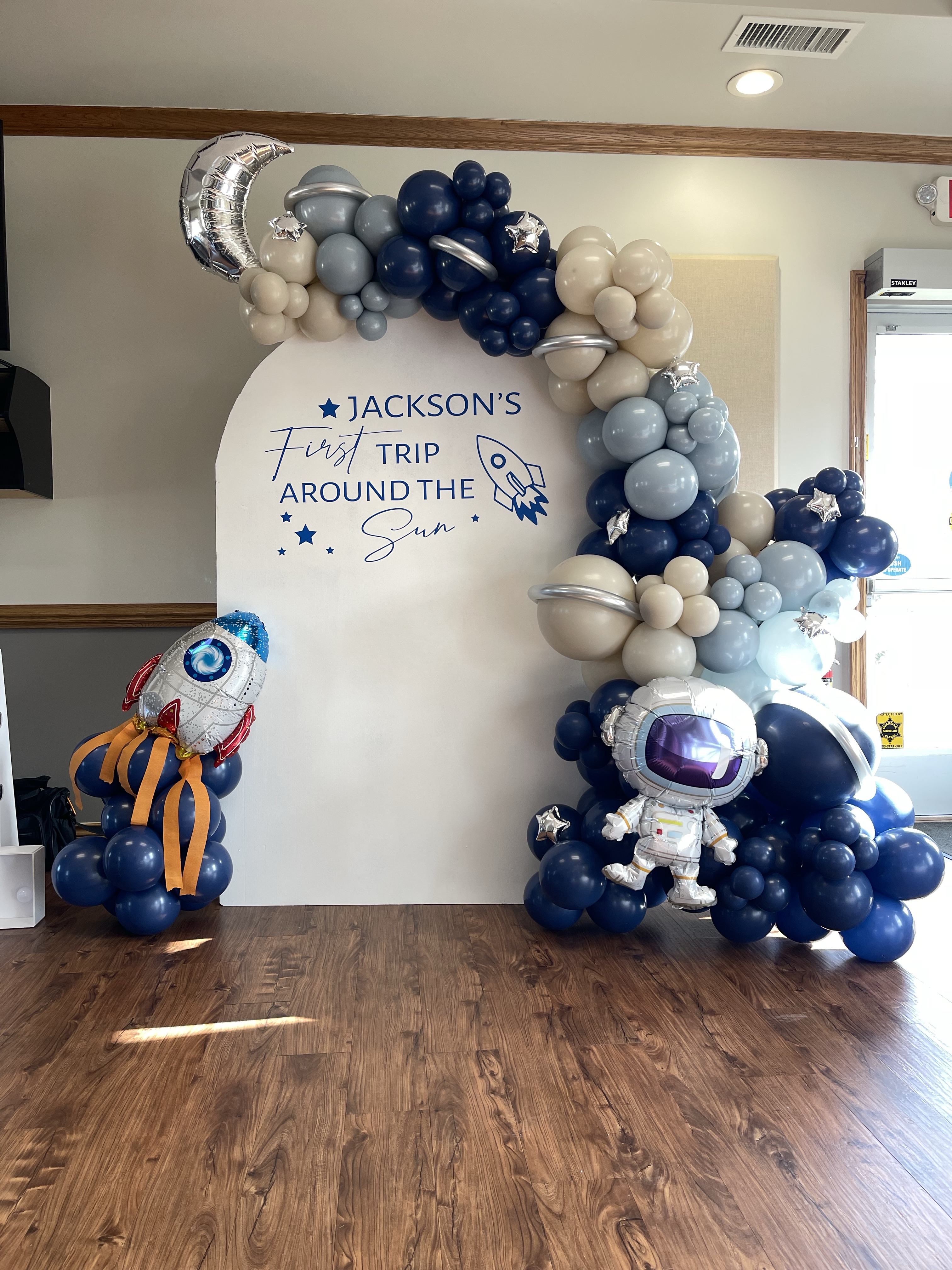 Balloon Arch With Backdrop