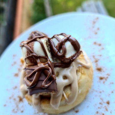 Kinder Bueno Cinnamon Buns (Batch of 6)