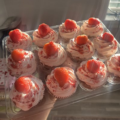 CUPCAKES STRAWBERRIES AND CREAM ✨