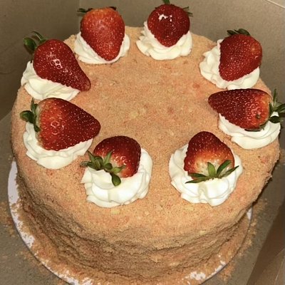 Strawberry Crunch Cake 