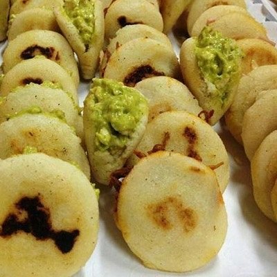 20 Mini Arepitas Pollo Mechado/ Carne Mechada 