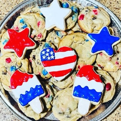 Small mixed Cookie Tray (1.5 Doz Choc chip, 1/2 Doz Decorated)