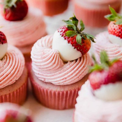 White Chocolate Strawberry Cupcakes