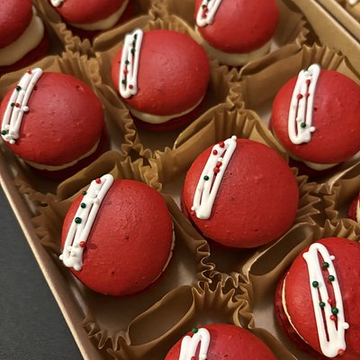 12 Red Velvet Cake Macarons