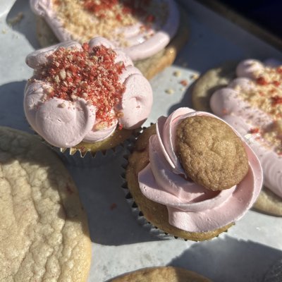 Strawberry Sgrcookie Cupcake