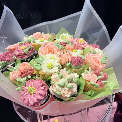 🌸 Grand Floral Centerpiece Bouquet (19 Cupcakes)