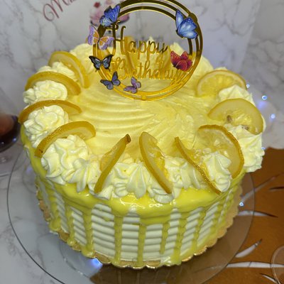 Lemon cake with lemon buttercream icing