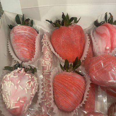Chocolate covered strawberries ( Classic Dipped)