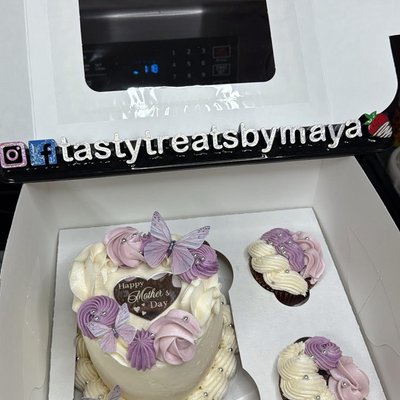4 inch 2 layer cake w/ 2 cupcakes 