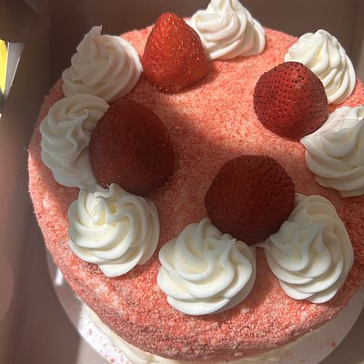 Strawberry Crunch Cake 