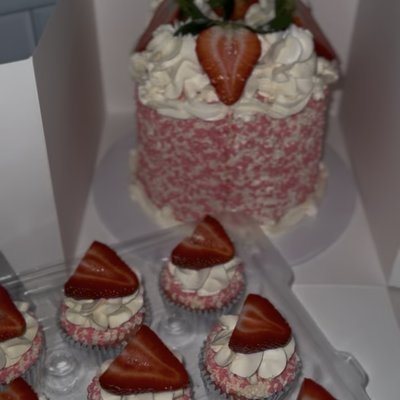 6in Crunch Cake + 12 Crunch Cupcakes (SM Fall Special) 