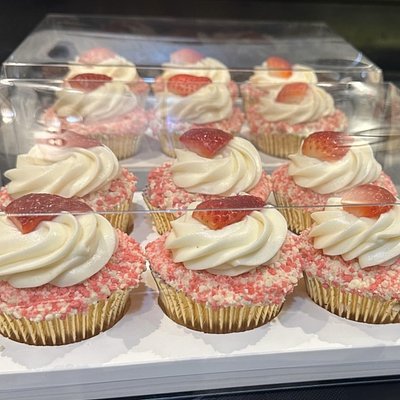 Jumbo!!!! Strawberry Crunch Cupcakes 