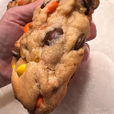 6 Oz. The Peanut Butter Conspiracy (Reese’s Pieces, Pretzel, & Peanut Butter Chip Cookie)