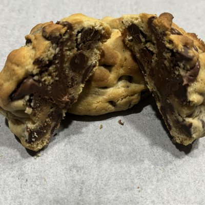 Nutella Stuffed Chocolate Chip Cookies 