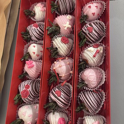 STRAWBERRY CHOCOLATE DIPPED (by dozen)