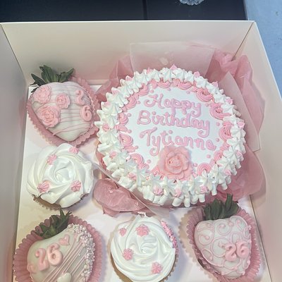 6” Bento Box ( 6” cake With 5 Chocolate Covered Strawberries)